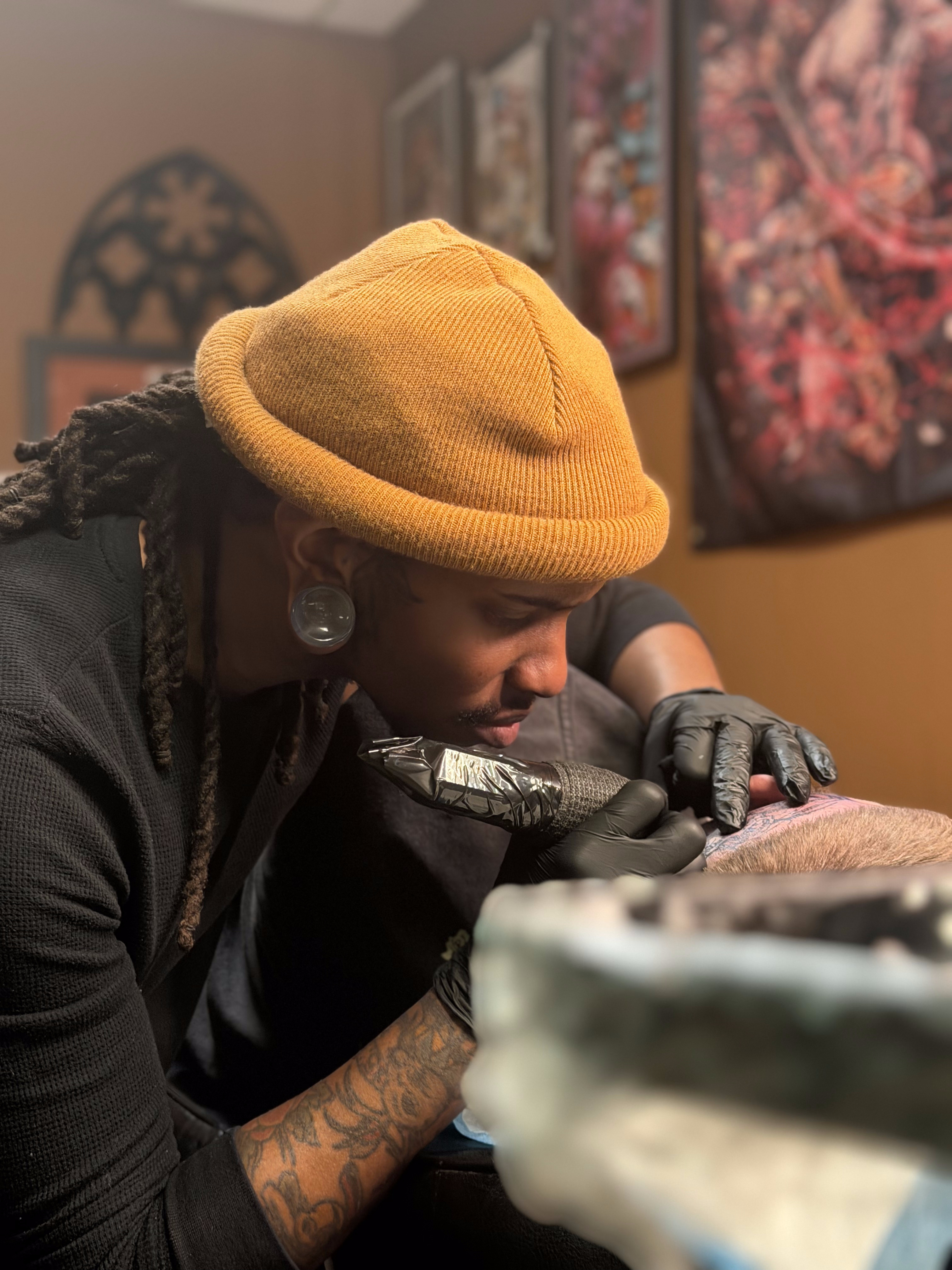 Moe Tartt tattooing